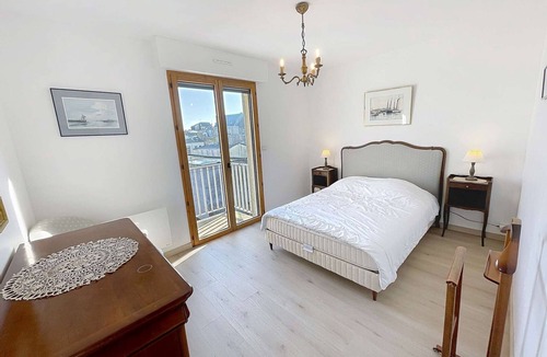 Granville Apartment | Spacious central duplex with views, 50m from beach, elevator, and WIFI