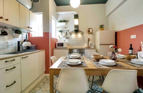 Attiki Apartment | Spacious Central Flat 3min to Metro AC Netflix PC!
