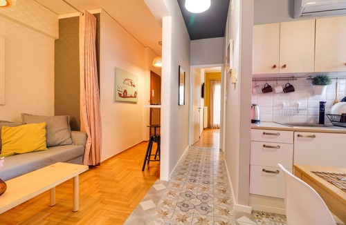 Attiki Apartment | Spacious Central Flat 3min to Metro AC Netflix PC!