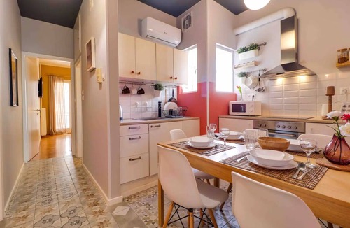 Attiki Apartment | Spacious Central Flat 3min to Metro AC Netflix PC!