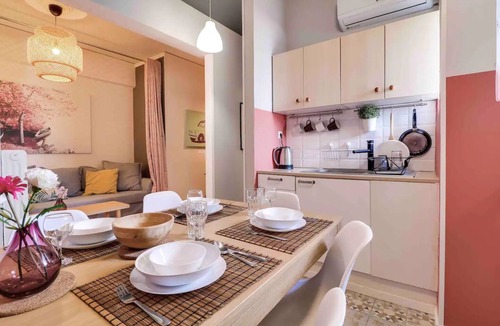 Attiki Apartment | Spacious Central Flat 3min to Metro AC Netflix PC!