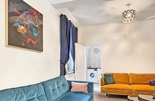 Newark Apartment | Spacious Central Ground Floor Sleeps 6 - Newark Town Centre - Free Parking - Amaya Twelve