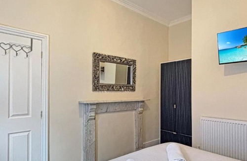 Newark Apartment | Spacious Central Ground Floor Sleeps 6 - Newark Town Centre - Free Parking - Amaya Twelve