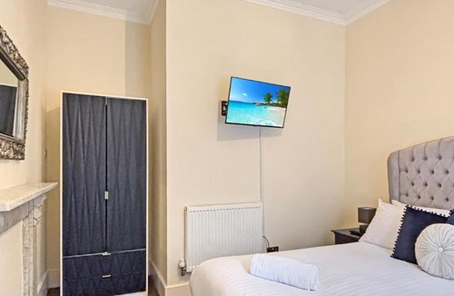 Newark Apartment | Spacious Central Ground Floor Sleeps 6 - Newark Town Centre - Free Parking - Amaya Twelve