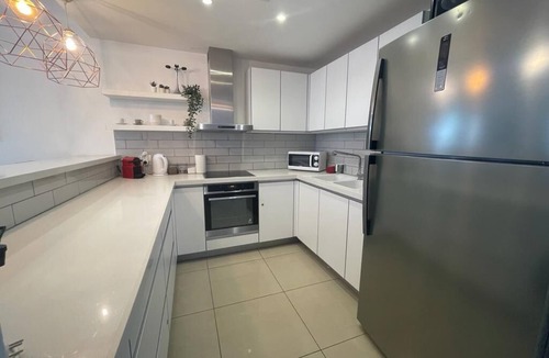 Nachlaot Apartment | Spacious & Central In Jerusalem 4Bed/3Ba - Pool/Gym/Parking in Building