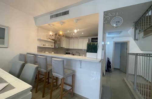 Nachlaot Apartment | Spacious & Central In Jerusalem 4Bed/3Ba - Pool/Gym/Parking in Building