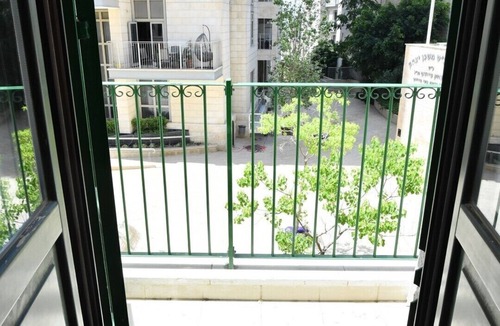 Nachlaot Apartment | Spacious & Central In Jerusalem 4Bed/3Ba - Pool/Gym/Parking in Building