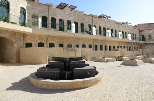 Nachlaot Apartment | Spacious & Central In Jerusalem 4Bed/3Ba - Pool/Gym/Parking in Building
