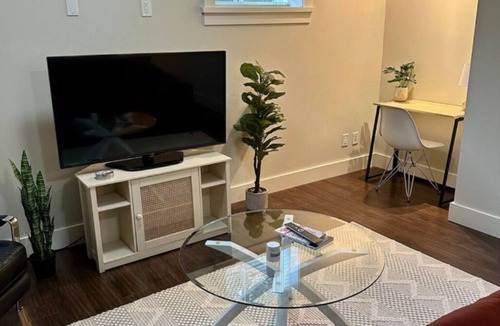 Fernwood Apartment | Spacious & Central One Bedroom Apt in Fernwood - 10 min walk to Royal Jubilee!