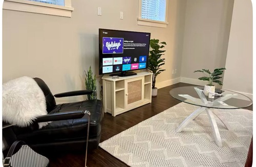 Fernwood Apartment | Spacious & Central One Bedroom Apt in Fernwood - 10 min walk to Royal Jubilee!