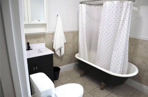 Winnipeg Apartment | Spacious Century Gem in Downtown Winnipeg with parking