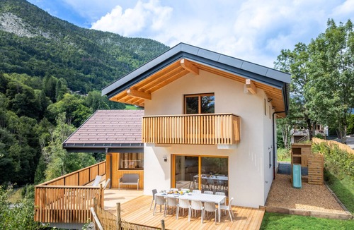 Thones Ski Chalet | Spacious Chalet for 12, Spa, Sauna & Views
