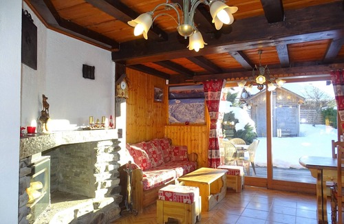 Les Gets Ski Chalet | Spacious chalet in Les Gets with fireplace, WiFi and pets allowed