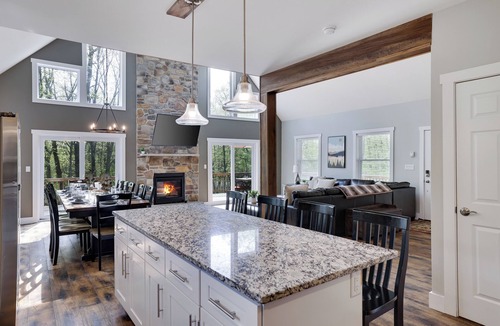 Jim Thorpe Ski Chalet | Spacious Chalet With Community Pool & Lake, Near Charming Town Of Jim Thorpe