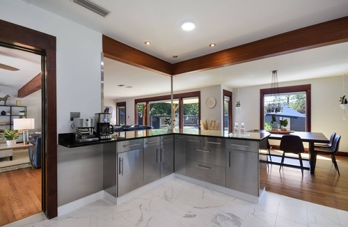 Tarrytown House | Spacious Charmer Sleeps 12 w/heated pool Dtown Austin