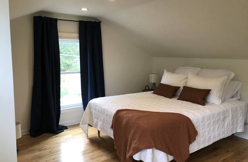 East Point House | Spacious & Charming 3 bed 2 bath Near MARTA & Airport