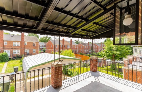 Fairlawn House | Spacious Charming DC Row House + Free parking-Sleeps 17 guests