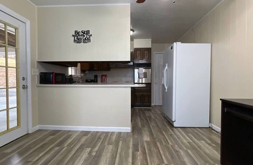 Bloomingdale House | Spacious, Charming & Serene Family Haven ~ Parking
