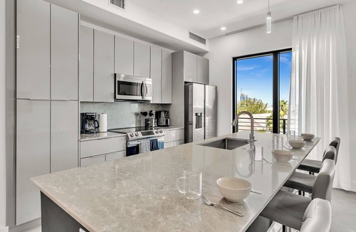 Harbordale Apartment | Spacious Chic 3BR New Condo Beach by Airport& port