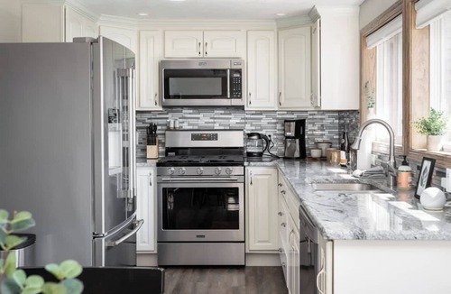 Traverse City House | Spacious & Chic | 4BR | HotTub | Mins to Dwntwn!