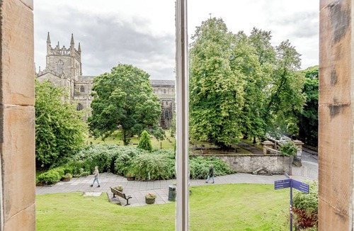 Dunfermline Apartment | Spacious City Apartment - Dunfermline