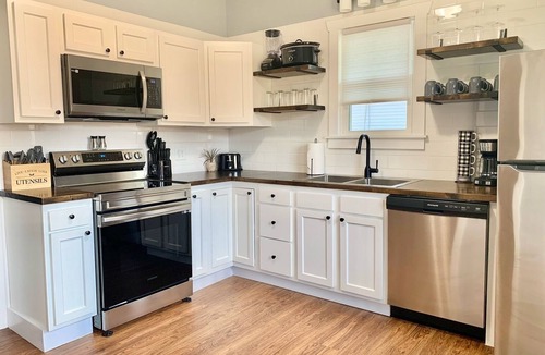Kokomo House | Spacious, Clean & Sleek 2 bedrooms/2 baths house