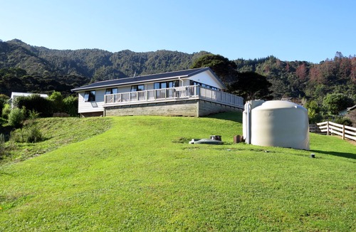 Coromandel House | Spacious clean & sunny home with fabulous views! 2.7kms to town. Unlimited Wi-Fi