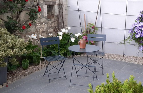 Cravant-les-Coteaux Cottage | Spacious Cottage with Garden in Touraine Vineyards — Sleeps 10, Near Loire Castles