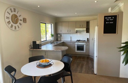 Mangawhai Heads House | Spacious Coastal Bach | Hot Tub| Pizza Oven | Perfect for Families & Groups