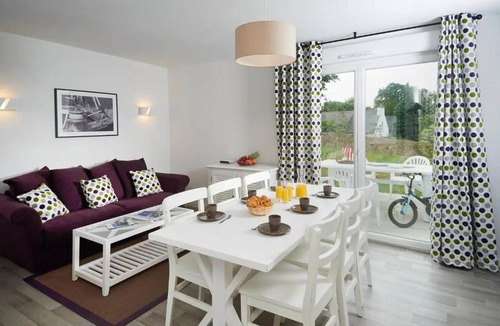Audierne House | Spacious Coastal Duplex Cottage for 8