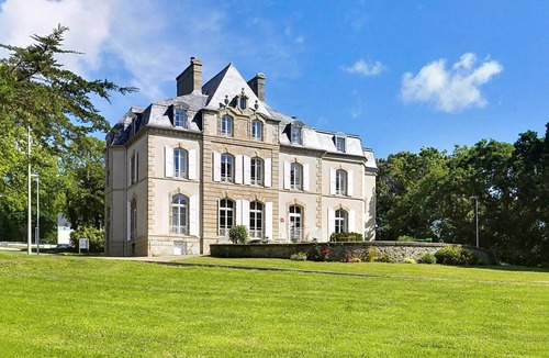 Audierne House | Spacious Coastal Duplex Cottage for 8
