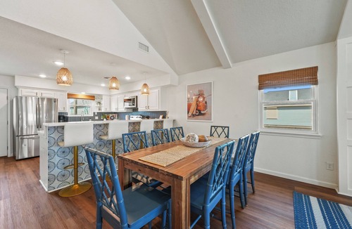 Freeport House | Spacious Coastal Escape + 3 King Ensuites + Bunkroom Ensuite + Beach Gear