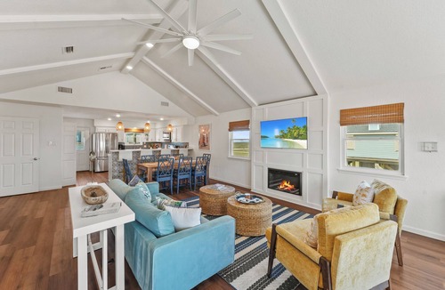 Freeport House | Spacious Coastal Escape + 3 King Ensuites + Bunkroom Ensuite + Beach Gear