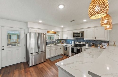 Freeport House | Spacious Coastal Escape + 3 King Ensuites + Bunkroom Ensuite + Beach Gear
