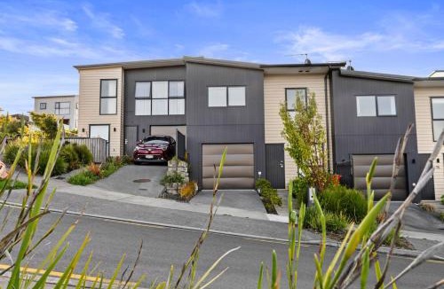 Mahurangi West House | Spacious Coastal Luxe Home with Sea View and Parking