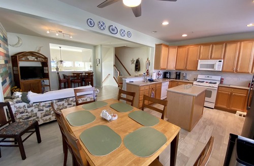 Bayside House | Spacious Coastal Style Townhome in Luxury Community; Pools, Tennis and Kayaks