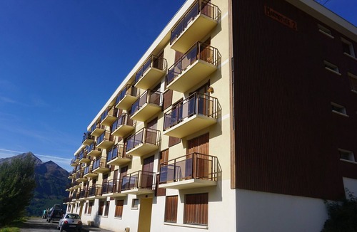 Orcieres-Merlette Apartment | Spacious comfort for 6 in Orcières, pets allowed