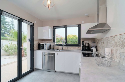 Tignieu-Jameyzieu Villa | Spacious, comfortable house for 12 people near Lyon and Eurexpo