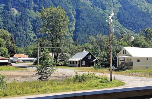 Stewart House | Spacious comfort-steps from downtown Stewart!