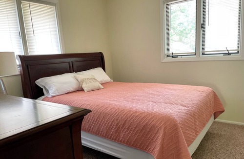 Cedar Rapids Apartment | Spacious comfortable apartment. Close to downtown, Newbo, easy access to I 380