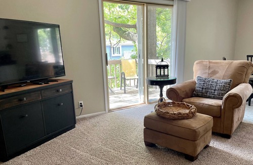 Cedar Rapids Apartment | Spacious comfortable apartment. Close to downtown, Newbo, easy access to I 380