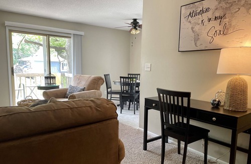 Cedar Rapids Apartment | Spacious comfortable apartment. Close to downtown, Newbo, easy access to I 380
