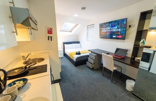 Selly Oak Apartment | Spacious Comfortable studio near the university