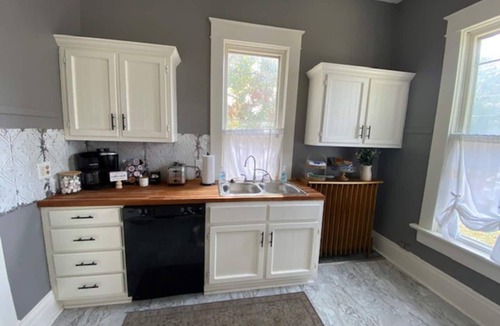 Terre Haute House | Spacious, comfortable 3BR home near ISU with a king bed, fully equipped kitchen, dining room, and fast Wi-Fi. Ideal for work crews, families, or longer stays. Centrally located with easy access to downtown, ISU, Union Hospital, and I-70.