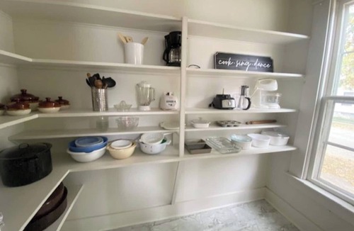 Terre Haute House | Spacious, comfortable 3BR home near ISU with a king bed, fully equipped kitchen, dining room, and fast Wi-Fi. Ideal for work crews, families, or longer stays. Centrally located with easy access to downtown, ISU, Union Hospital, and I-70.