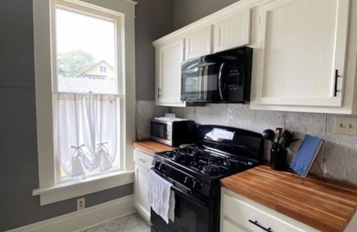 Terre Haute House | Spacious, comfortable 3BR home near ISU with a king bed, fully equipped kitchen, dining room, and fast Wi-Fi. Ideal for work crews, families, or longer stays. Centrally located with easy access to downtown, ISU, Union Hospital, and I-70.