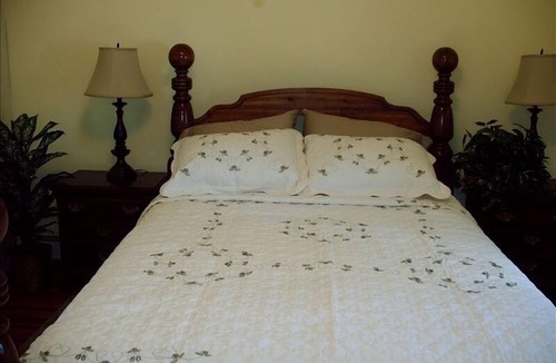 Lee House | Spacious Comfortable Charming Family Farmhouse Great Location