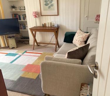 Fortis Green Apartment | Spacious comfortable flat with free parking in East Finchley, Muswell Hill & close to Alexandra Palace