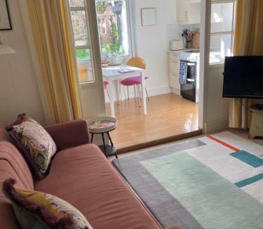 Fortis Green Apartment | Spacious comfortable flat with free parking in East Finchley, Muswell Hill & close to Alexandra Palace
