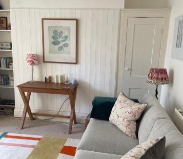 Fortis Green Apartment | Spacious comfortable flat with free parking in East Finchley, Muswell Hill & close to Alexandra Palace